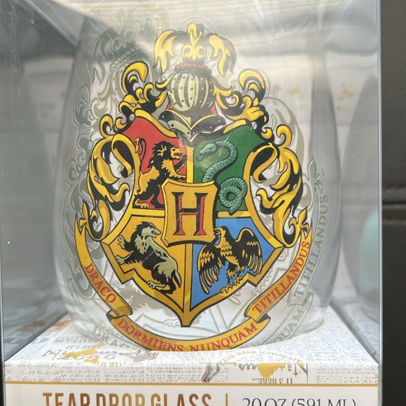 Harry Potter | Tear Drop Glass Hogwarts Crest Stemless - Picture 4 of 4